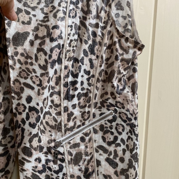 NWT Chico’s Animal Pattern printed vest (Chico Size 1) - Picture 6 of 7